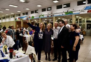 Széles Diána szépkorú választókkal bálozott