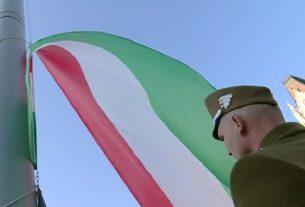 Felvonták a nemzeti lobogót az Országház előtt