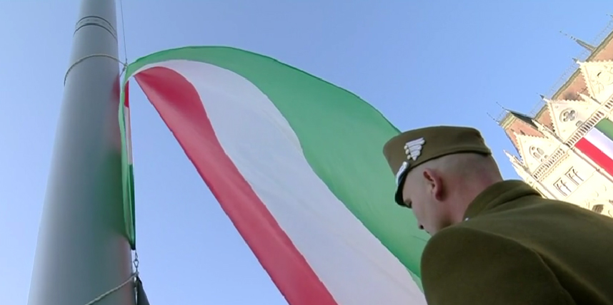 Felvonták a nemzeti lobogót az Országház előtt