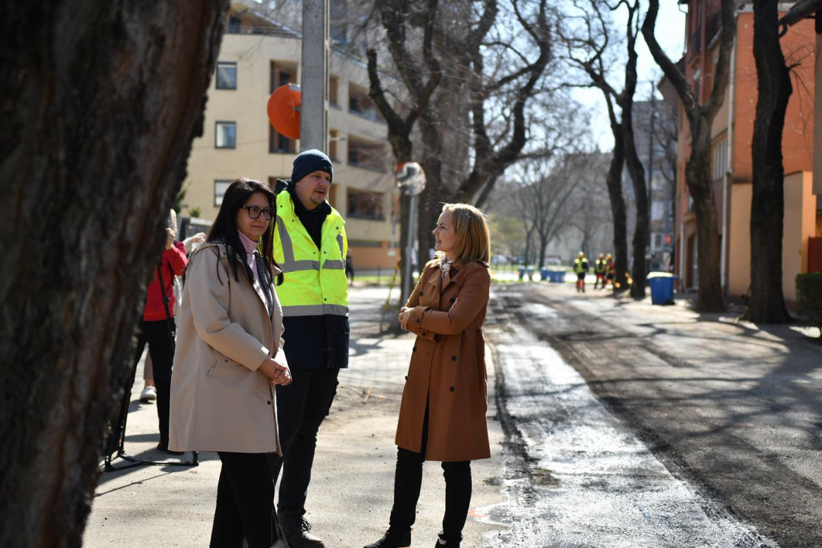 Széles Diána és Orosz Ibolya Auréla a Szív utcai útfelújításon