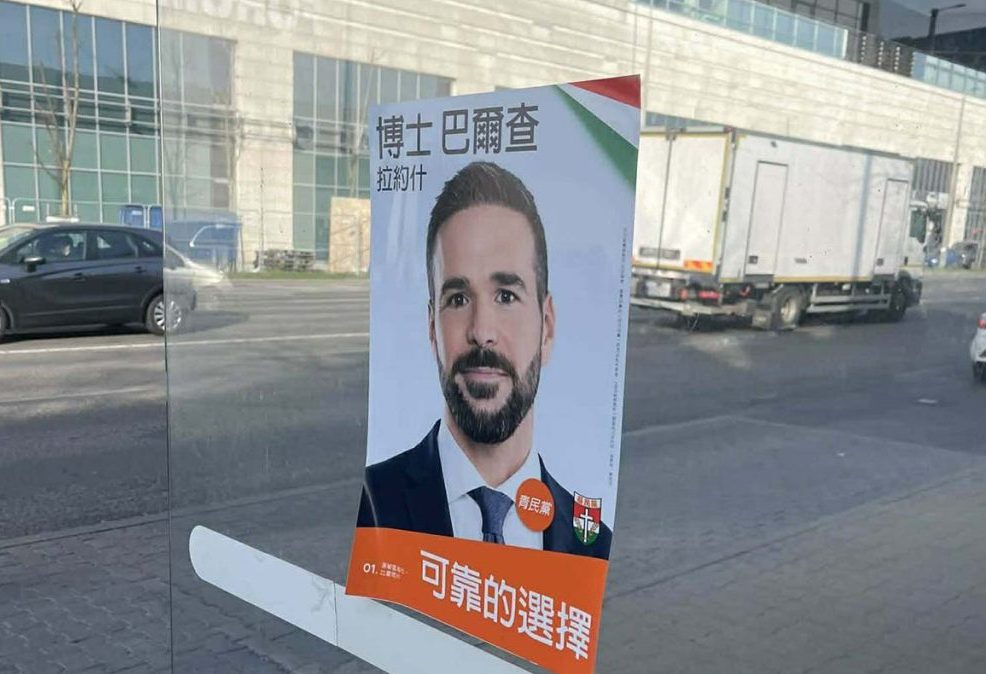 Kínai feliratos plakátok Debrecenben