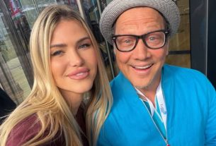 Az Orbán Viktor mellett kampányoló Rob Schneiderrel szelfizett Vasvári Vivien