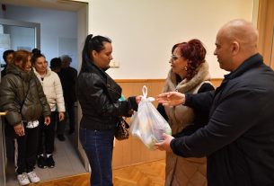 Ajándékkal kedveskedett a rászorulóknak a Debreceni Karitatív Testület