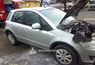 Kigyulladt egy autó motortere Balmazújvárosban