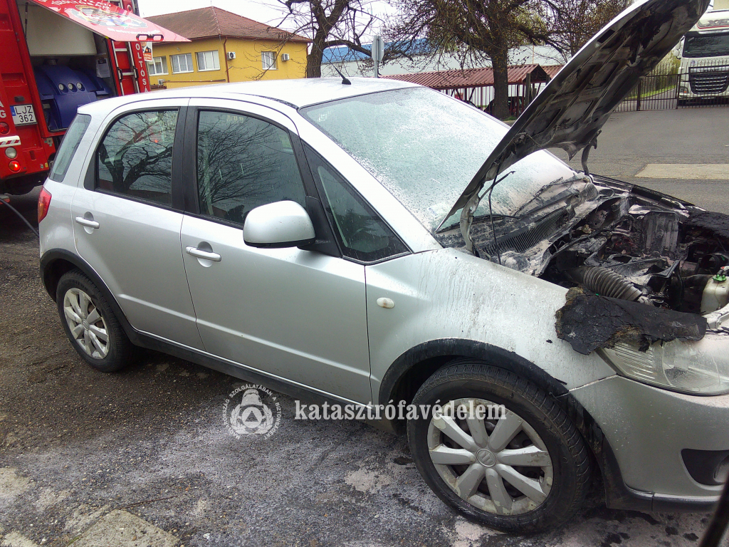 Kigyulladt egy autó motortere Balmazújvárosban