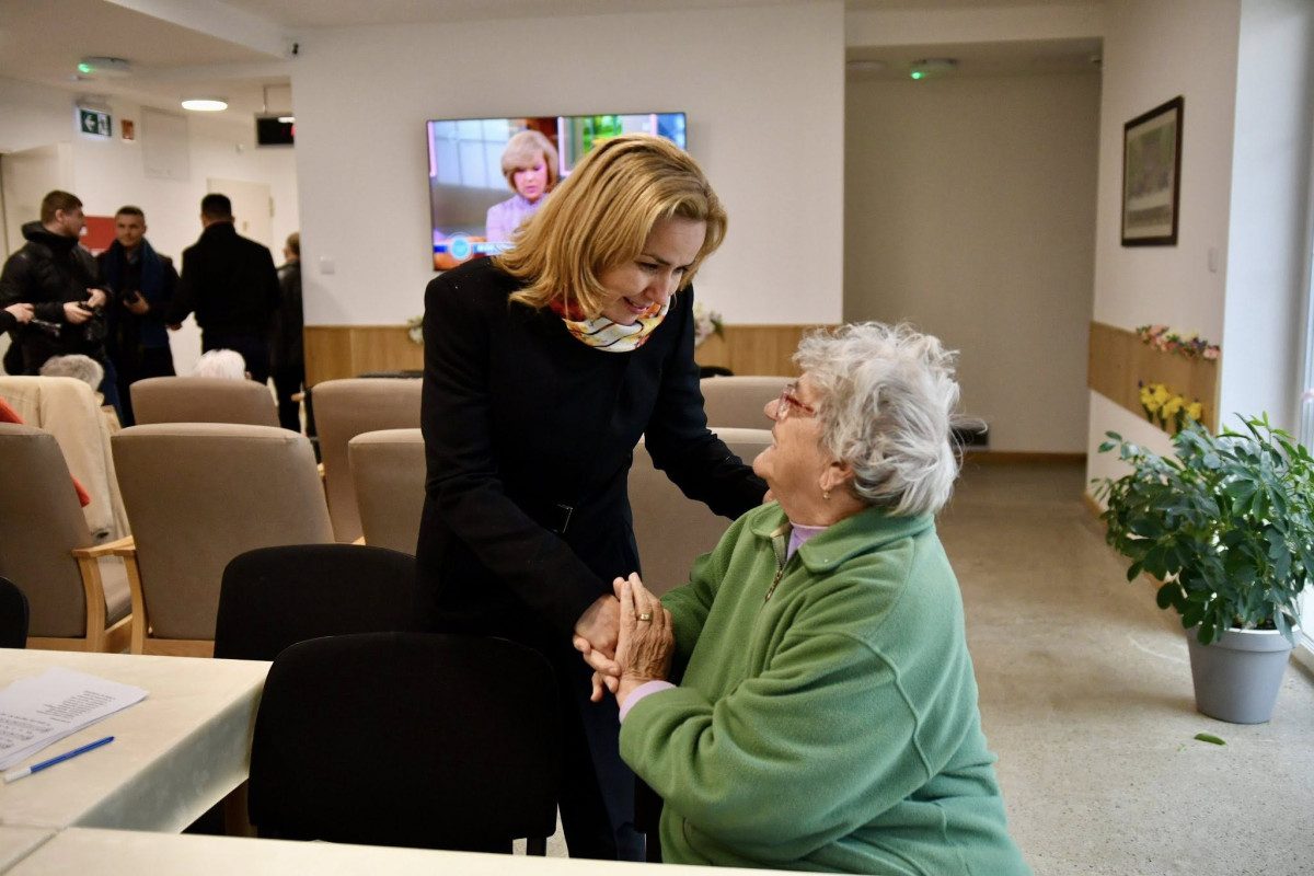 Széles Diána a Bánki idősotthon átadásán
