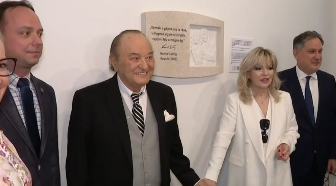 Korda Györgyöt és Balázs Klárit ábrázoló domborművet avattak fel a budapesti repülőtéren