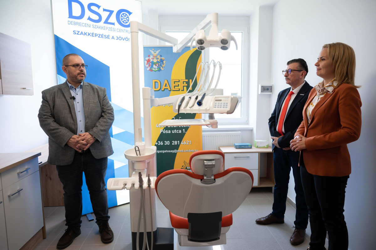Szolgálati lakásból hoztak létre egy modern fogorvosi rendelőt Debrecenben