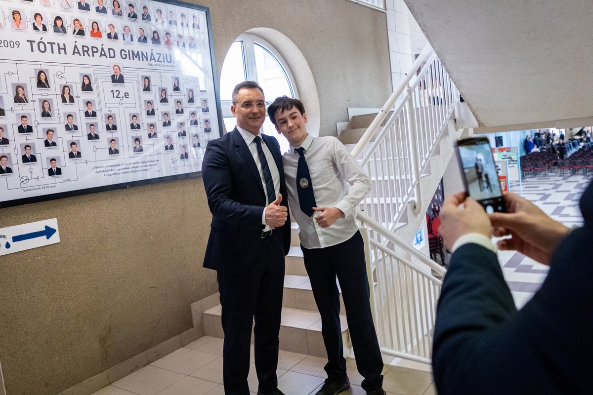 70 éves a debreceni Tóth Árpád Gimnázium - Papp László