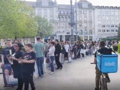 Tompa Enikő dedikálja a plakátjait Debrecenben