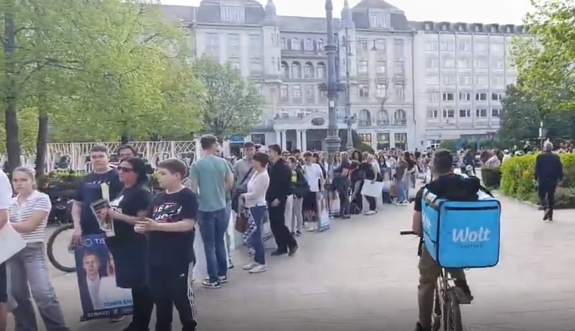 Tompa Enikő dedikálja a plakátjait Debrecenben