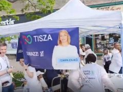 Tompa Enikő dedikálja a plakátjait Debrecenben