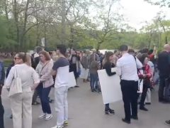 Tompa Enikő dedikálja a plakátjait Debrecenben