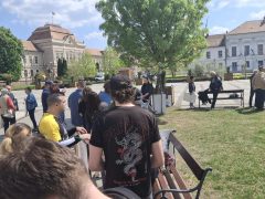 Göröghné Bocskai Éva plakátokat dedikál Hajdúböszörményben