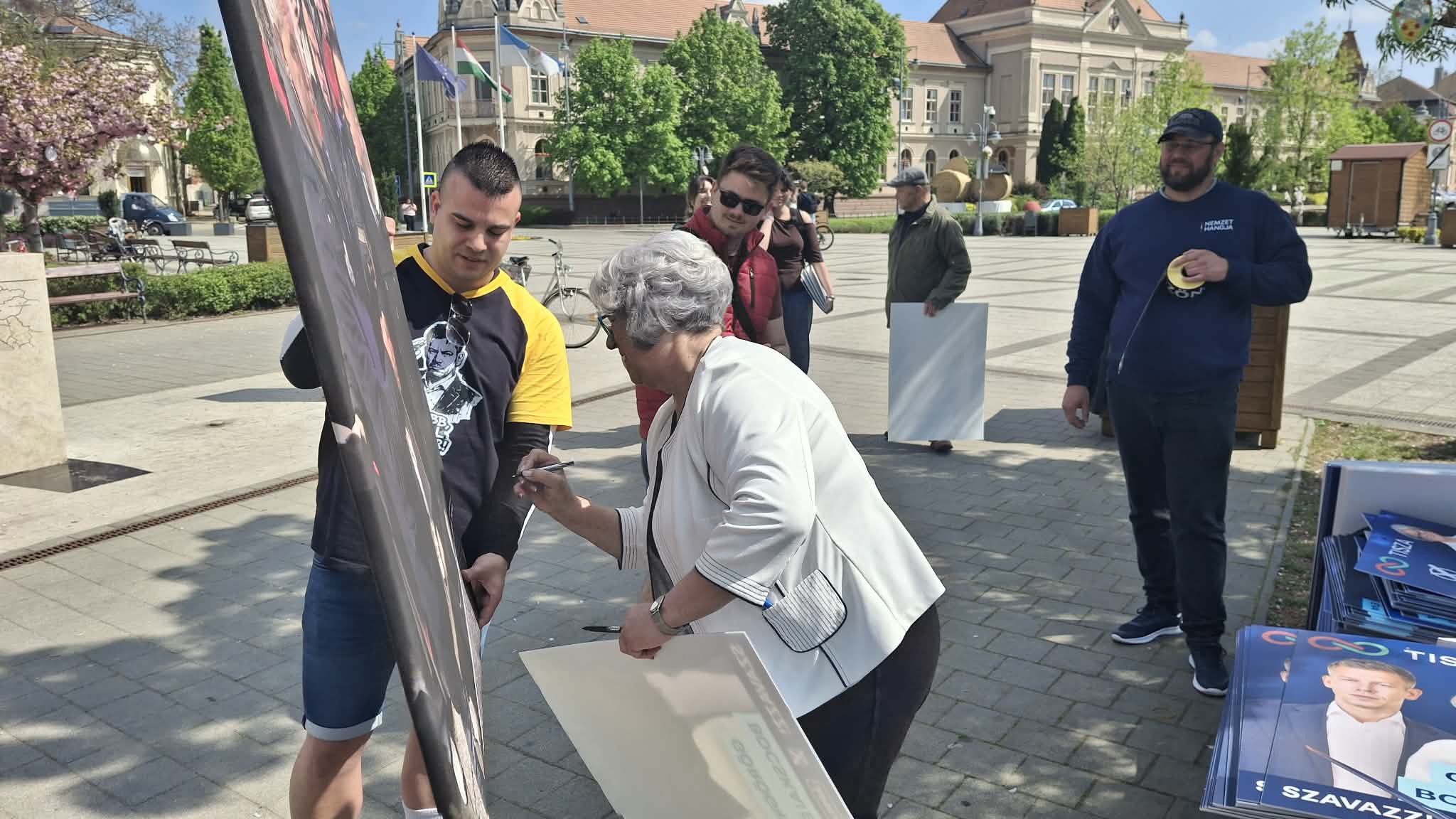 Göröghné Bocskai Éva tiszás plakátokat dedikál Hajdúböszörményben