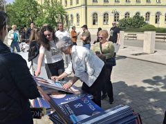 Göröghné Bocskai Éva tiszás plakátokat dedikál Hajdúböszörményben