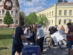 Göröghné Bocskai Éva tiszás plakátokat dedikál Hajdúböszörményben