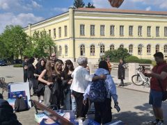 Göröghné Bocskai Éva tiszás plakátokat dedikál Hajdúböszörményben