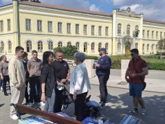 Göröghné Bocskai Éva tiszás plakátokat dedikál Hajdúböszörményben