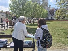 Göröghné Bocskai Éva tiszás plakátokat dedikál Hajdúböszörményben