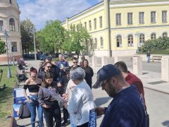 Göröghné Bocskai Éva tiszás plakátokat dedikál Hajdúböszörményben