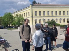 Göröghné Bocskai Éva tiszás plakátokat dedikál Hajdúböszörményben
