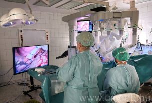 Elkezdődtek a robotasszisztált mellkassebészeti műtétek a debreceni klinikán