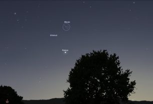 A vékony holdsarló, látványosan közel kerül a Fiastyúk csillaghalmazhoz