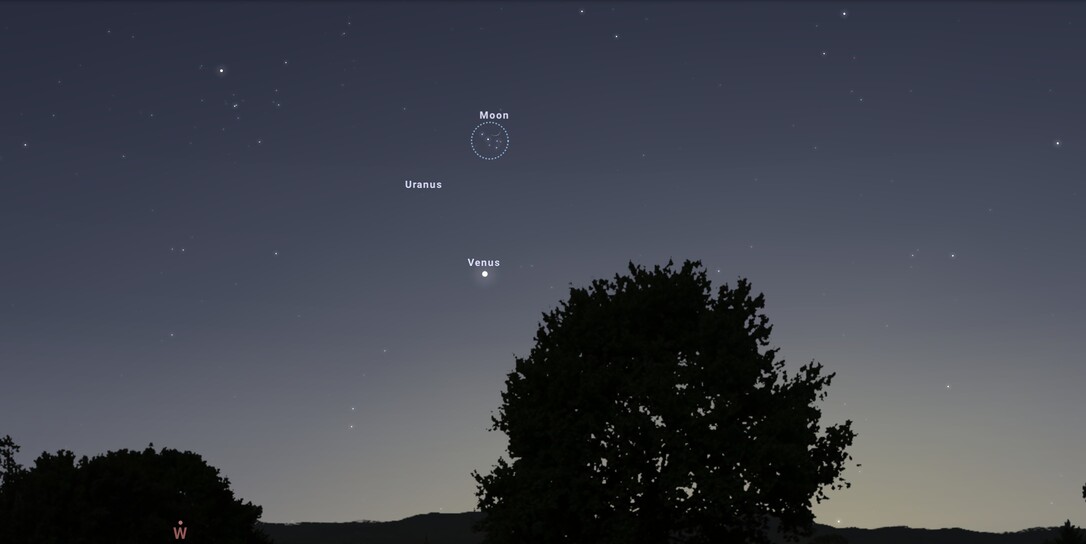 A vékony holdsarló, látványosan közel kerül a Fiastyúk csillaghalmazhoz