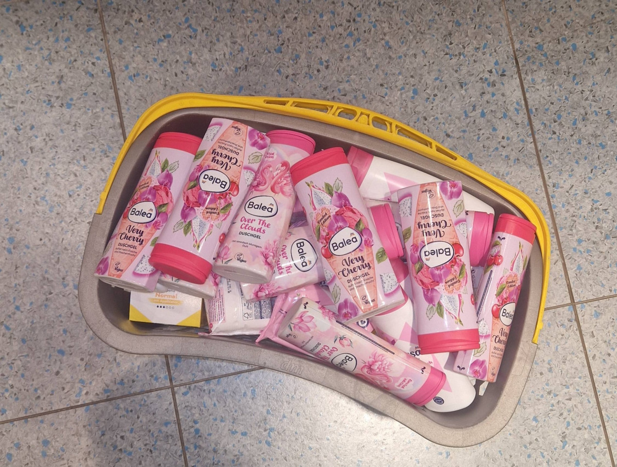 Higiéniai csomagokat oszt a Dia segít Egyesület Debrecenben