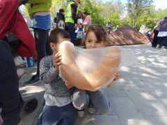 Ételosztás Debrecenben, a Petőfi téren
