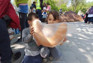 Ételosztás Debrecenben, a Petőfi téren