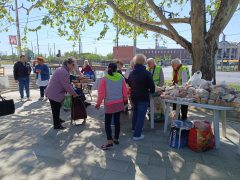 Ételosztás Debrecenben, a Petőfi téren