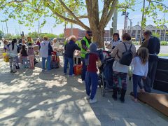 Ételosztás Debrecenben, a Petőfi téren