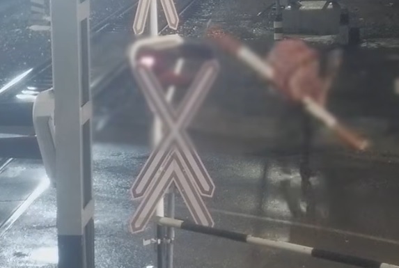 Vasúti átjáróban rongált - keresik a debreceni rendőrök