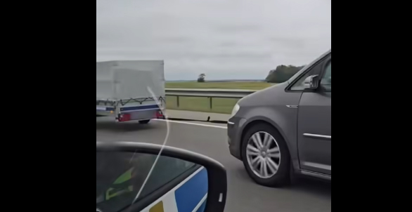 Elképesztő ötlet: biztonsági övvel vontattak az M3-as autópályán