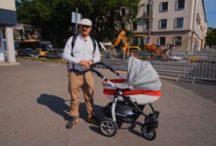 Babakocsival 10 perces kerülővel lehet csak átkelni a Nagyállomásnál