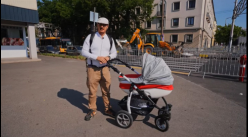 Babakocsival 10 perces kerülővel lehet csak átkelni a Nagyállomásnál