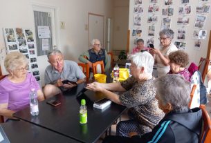 Az okostelefon használatával ismerkedtek az idősek Földesen