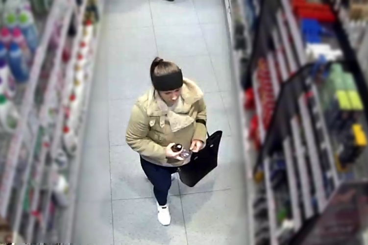 Lopás miatt keresi ezt a nőt a debreceni rendőrség