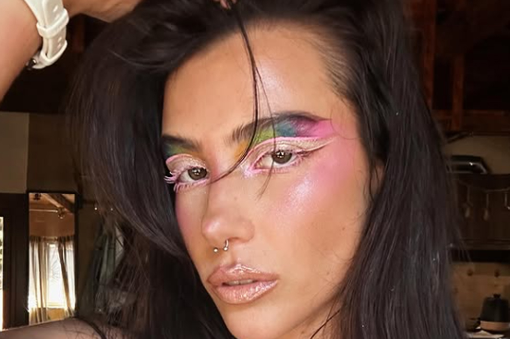 Szivárványos make-uppal ünnepli a Pride-ot Tóth Andi