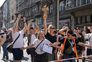 Budaházy Edda kereszttel próbálta megállítani a Pride-ot