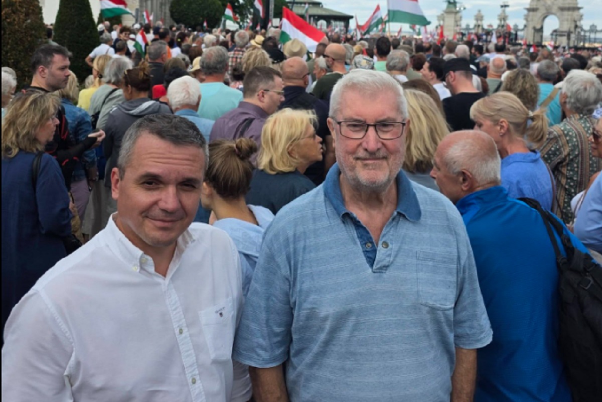Papp Zsolt és Vitányi István a Sándor-palota előtti tüntetésen