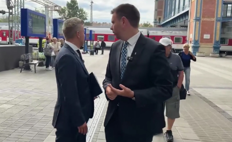 Leköpte egy férfi Magyar Pétert a Nyugati pályaudvaron