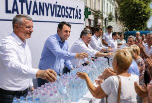 Vízosztás az utcán