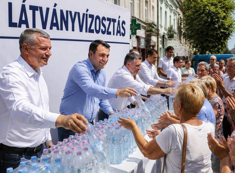 Vízosztás az utcán