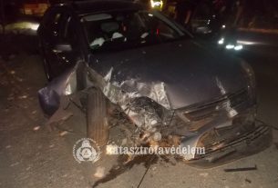 Villanyoszlopnak hajtott egy autó Berettyóújfaluban