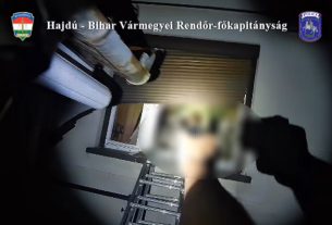 Elutaztak a lakók, a szomszédok vették észre, hogy valaki mégis bent van a nádudvari házban
