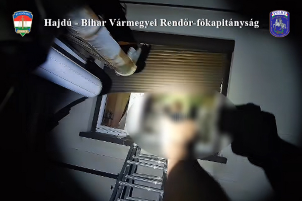 Elutaztak a lakók, a szomszédok vették észre, hogy valaki mégis bent van a nádudvari házban