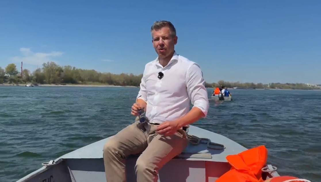 Magyar Péter Pakson